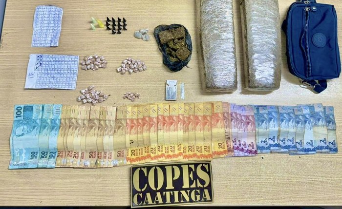 Militares apreenderam 1.566 gramas de maconha, 28 gramas de crack e 16 pinos de cocaína Militares apreenderam 1.566 gramas de maconha, 28 gramas de crack e 16 pinos de cocaína