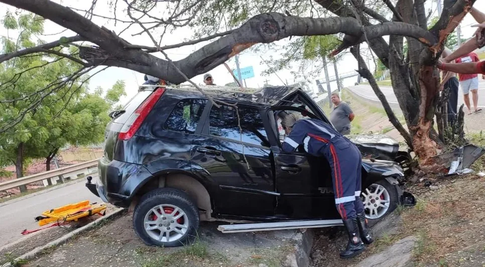 Motorista morre após bater em árvore na Grande Aracaju / Foto: Foto: PRF/SE