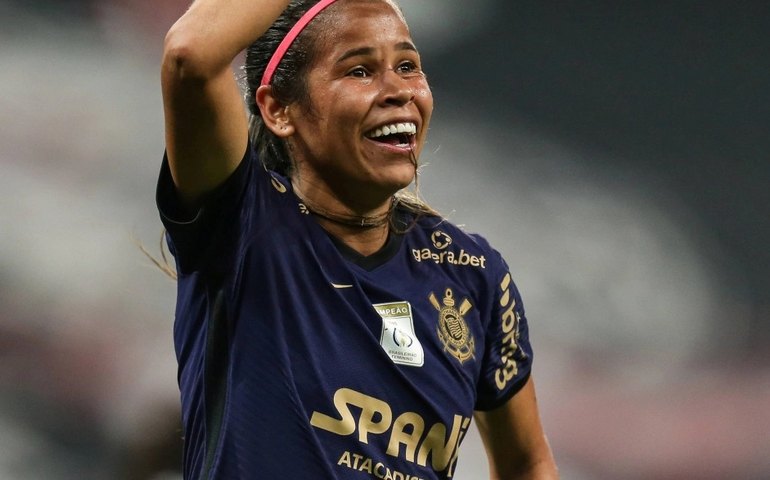 Corinthians anuncia volta da multicampeã Vic Albuquerque para o futebol feminino