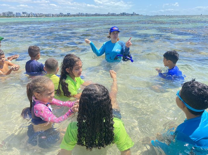 Projeto Barco-Escola abre temporada de educação ambiental com aula nas Piscinas Naturais da Pajuçara