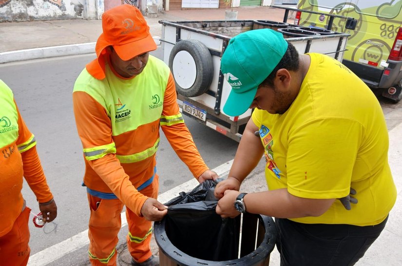 Alurb distribui lixeiras para comerciantes do Pontal da Barra