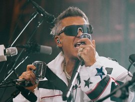 Robbie Williams suspeita que remédios para emagrecer estejam afetando sua visão