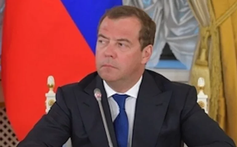 Medvedev critica Alemanha Ocidental por suposta farsa na desnazificação pós-guerra