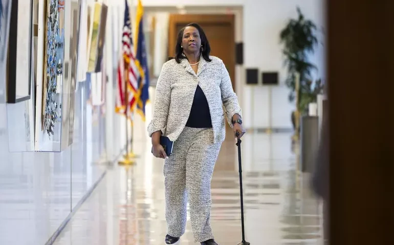 Diretora do Fed desafia Trump e diz que continua no cargo