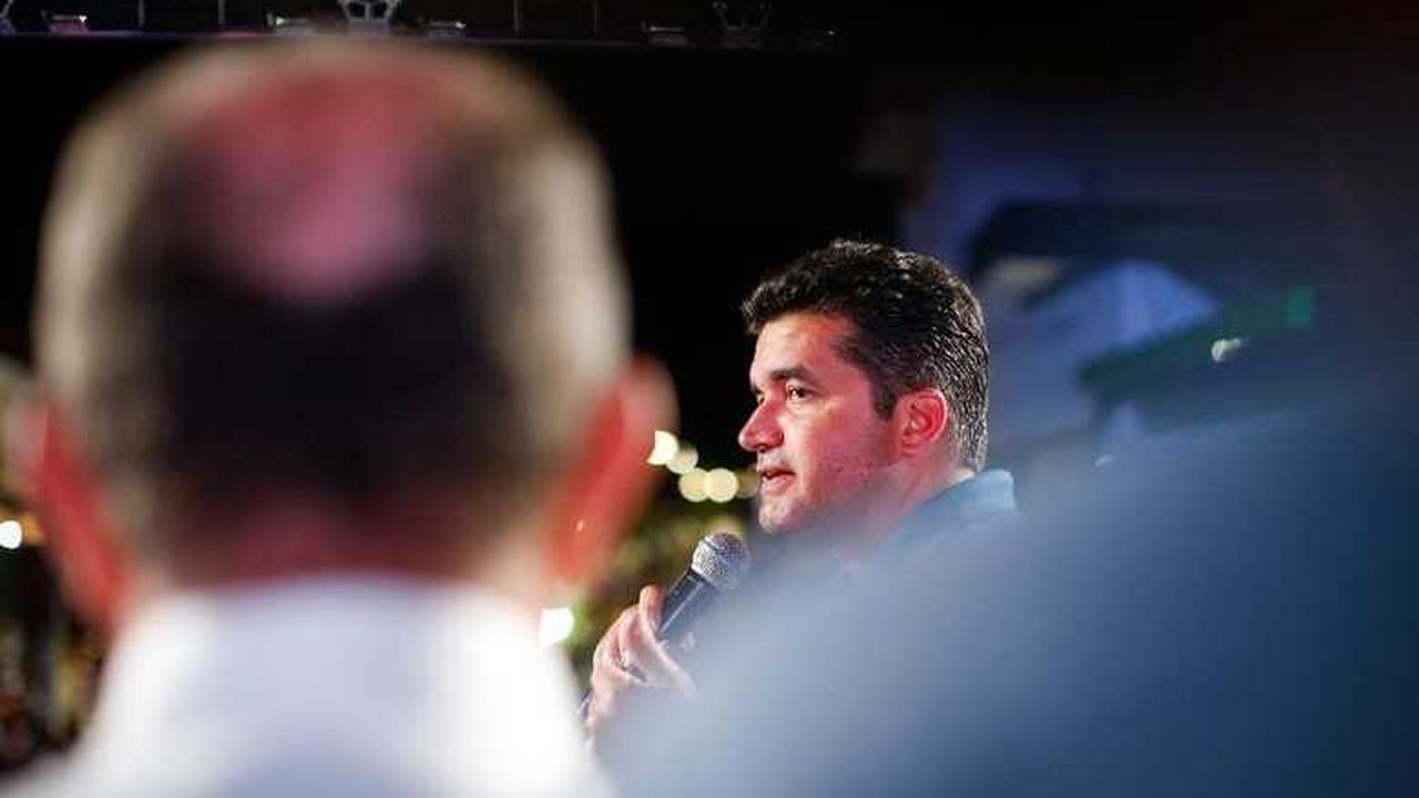 “Ele veio com defeito de fábrica. Tem que chamar o Procon para devolver”, diz Rui sobre Rodrigo Cunha em caravana