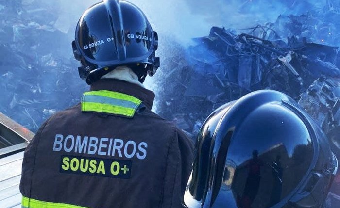 Bombeiros durante o combate as chamas em ferro velho nesta tarde Bombeiros durante o combate as chamas em ferro velho nesta tarde
