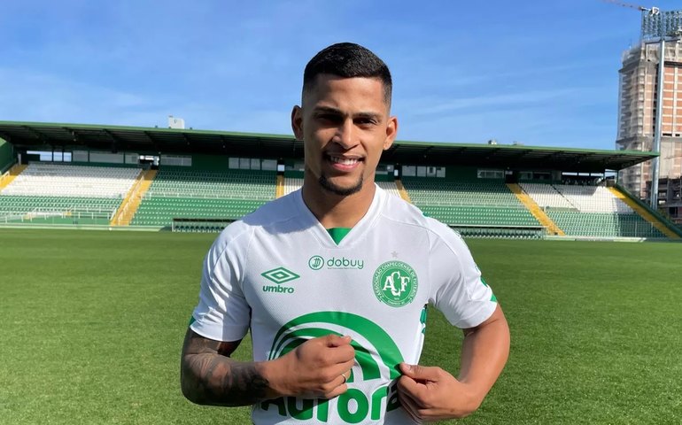 Ponte Preta anuncia a contratação do lateral Mailton, ex-Chapecoense