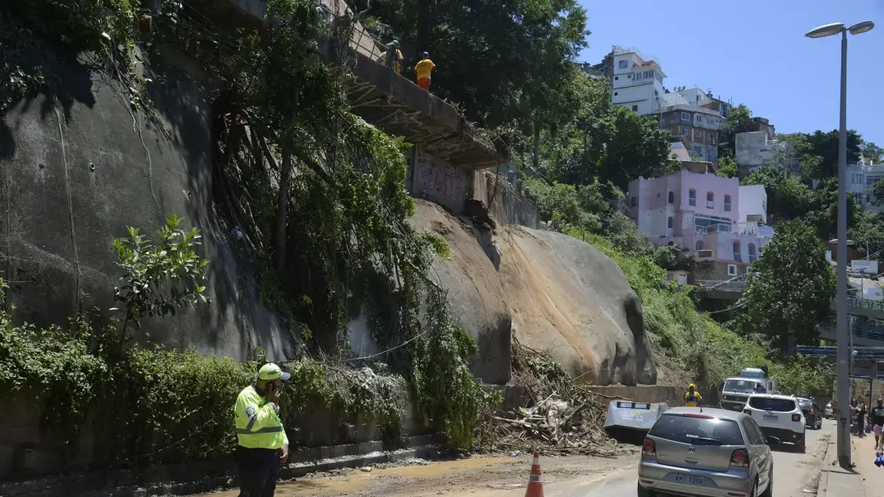 Após morte de motociclista na Avenida Niemeyer, moradores cobram grades de proteção e radares na via: 'Até quando?'