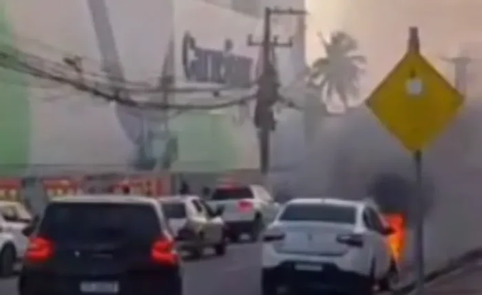 Carro pega fogo na Avenida Gustavo Paiva, em Maceió. Carro pega fogo na Avenida Gustavo Paiva, em Maceió.