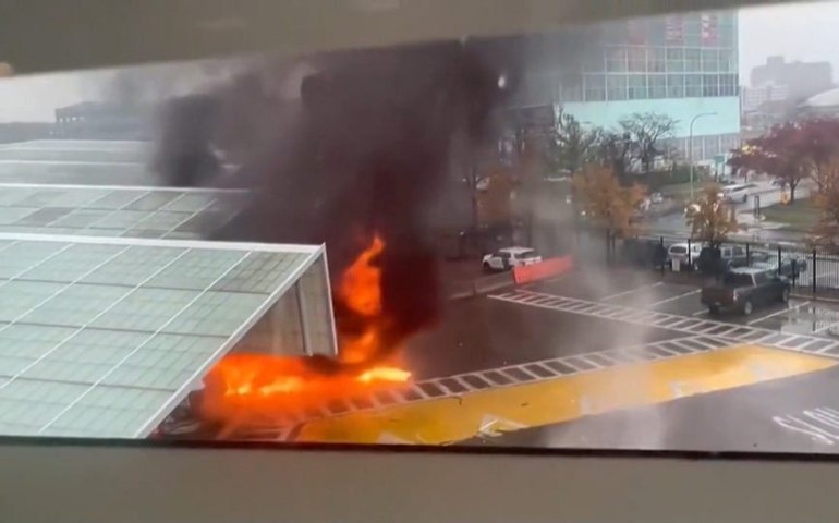 Explosão de carro em ponte na fronteira EUA-Canadá deixa dois mortos