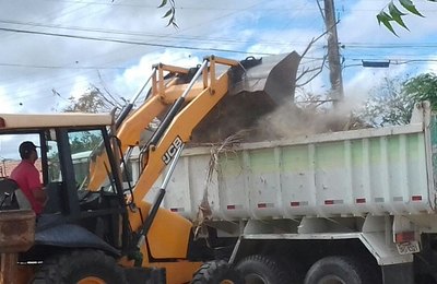 Prefeitura de Delmiro Gouveia realiza mutirão de limpeza nos bairros Bom Sossego e Eldorado