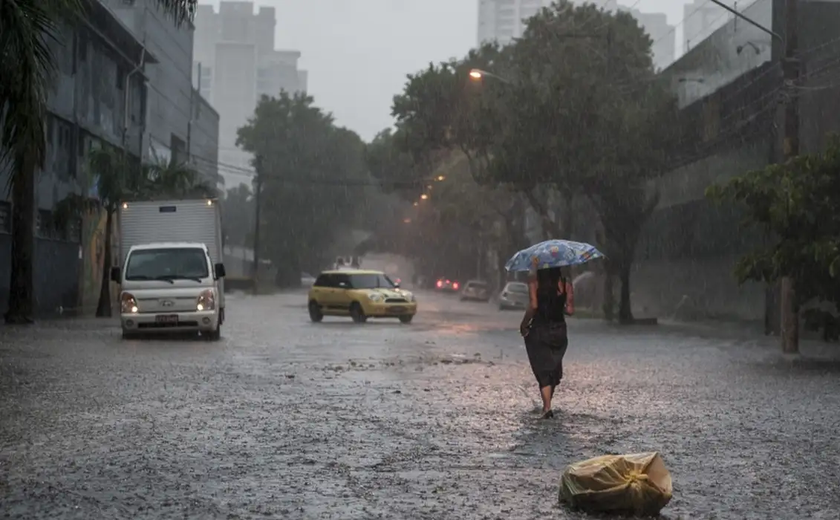 Chuva em Salvador causa desabamentos e uma morte