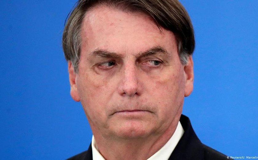Isolado, Bolsonaro tenta ajustar discurso sobre covid-19