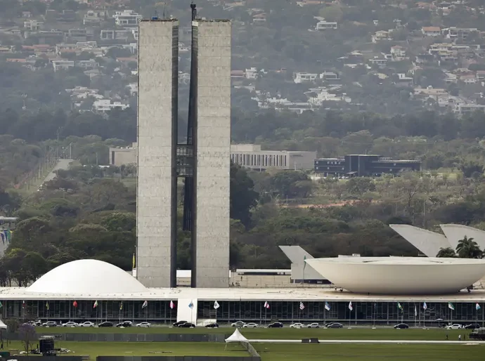 Lula sanciona, com vetos, reajuste salarial para cargos do Legislativo