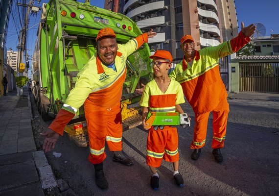 Garis de Maceió realizam surpresa para garoto em escola da capital