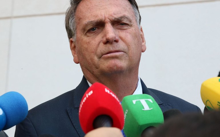 E-mail do Planalto registra que Bolsonaro recebeu saco de 'pedras preciosas' e guardou em cofre