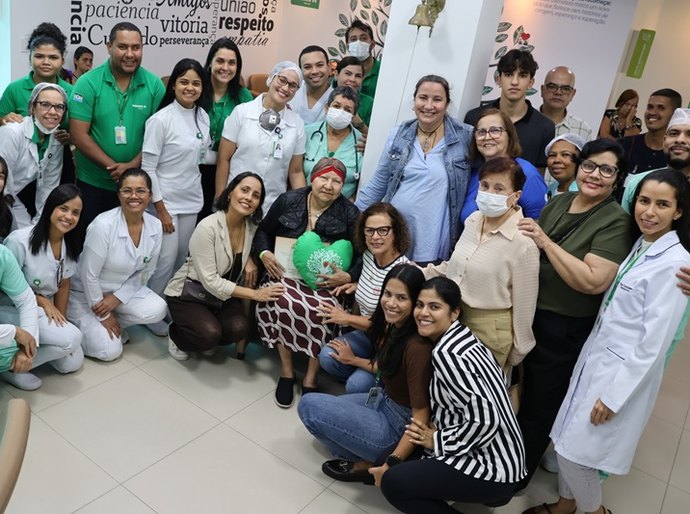 Unimed Maceió celebra último ciclo de quimioterapia de paciente com homenagem emocionante