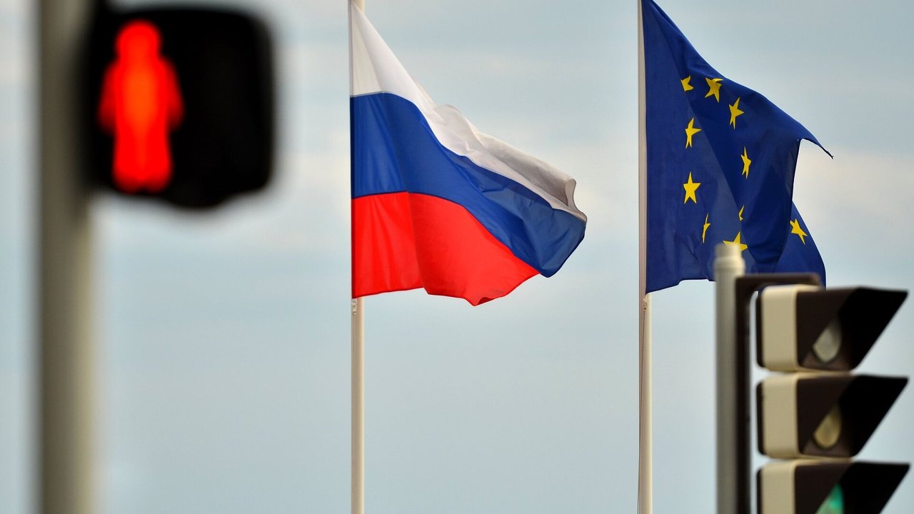 Políticos da UE provocam guerra com Rússia, pois querem permanecer no poder, diz analista
