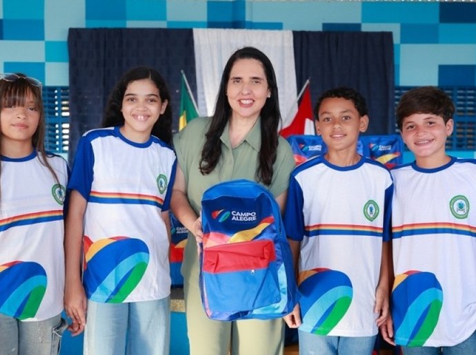 Prefeitura de Campo Alegre inicia entrega novos fardamentos, mochilas e garrafinhas para estudantes da rede municipal