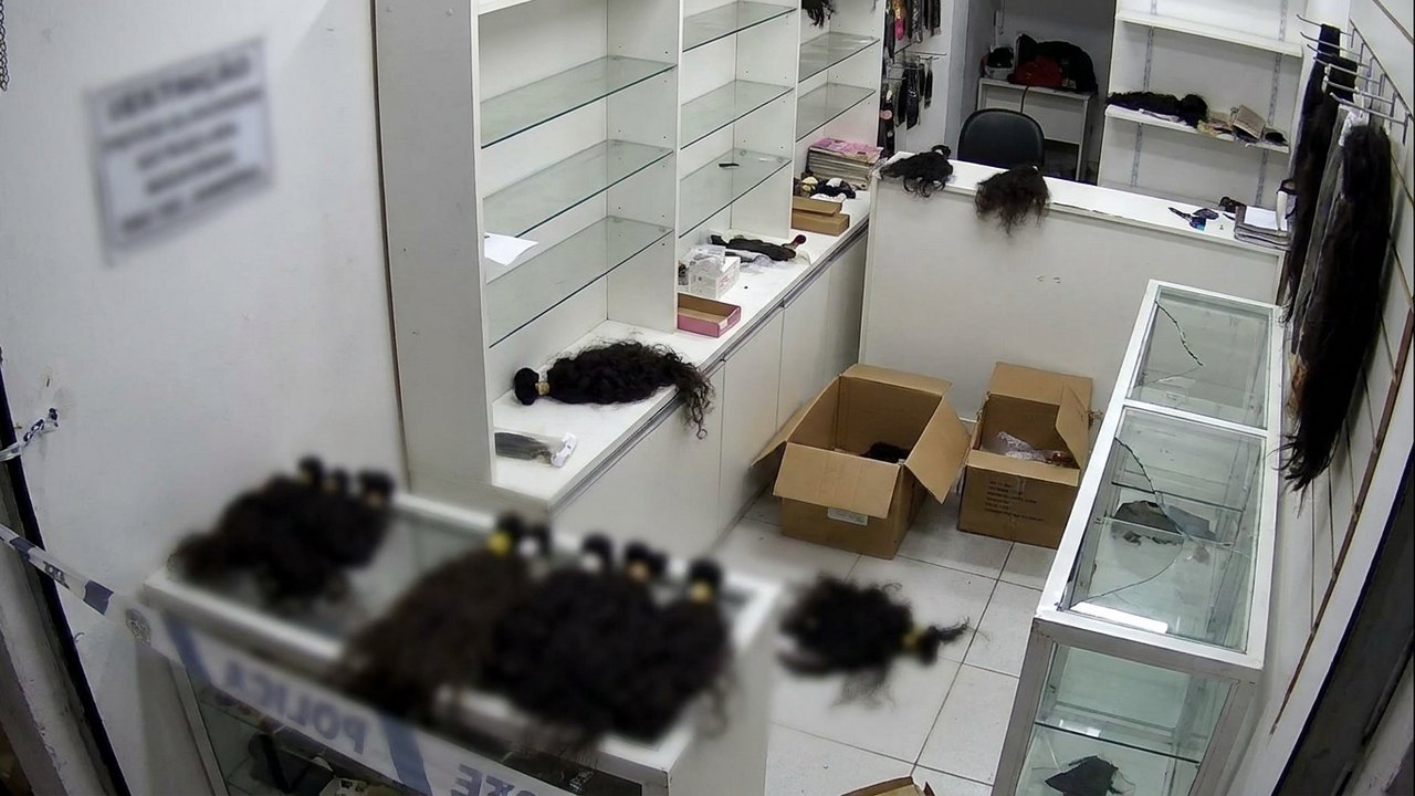 Bandidos invadem loja em Madureira e furtam 20 quilos de cabelo humano; prejuízo é de R$ 70 mil