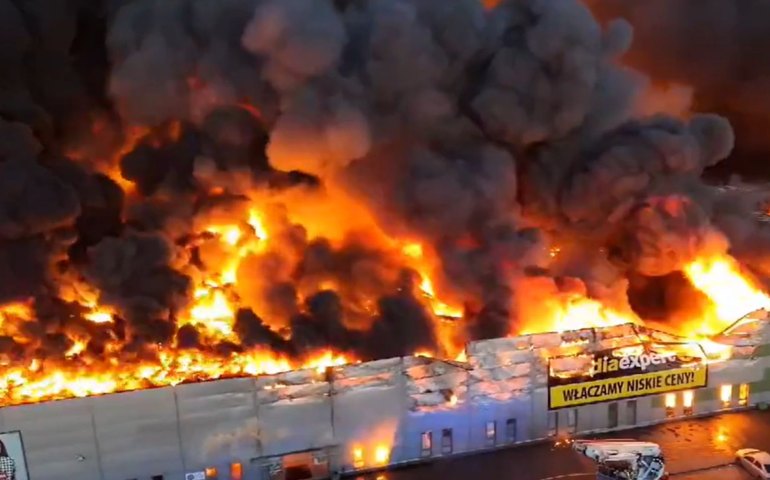 Incêndio destrói shopping de Varsóvia