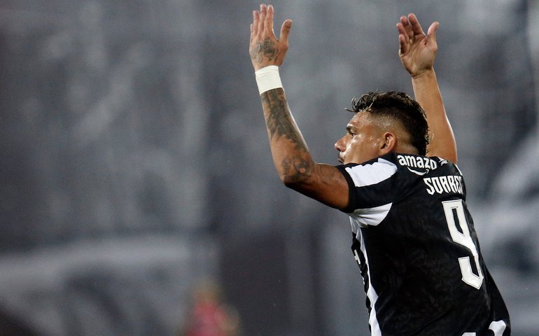 Tiquinho Soares evita desastre, Botafogo empata com o Goiás e mantém jejum no Brasileiro