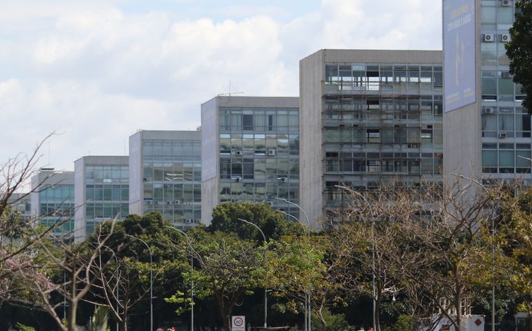 Déficit de contas públicas cai 80% em novembro se comparado com 2023