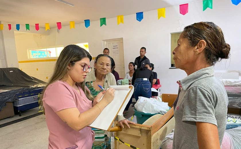 Profissionais da Secretaria de Saúde de Penedo prestam atendimento a desabrigados