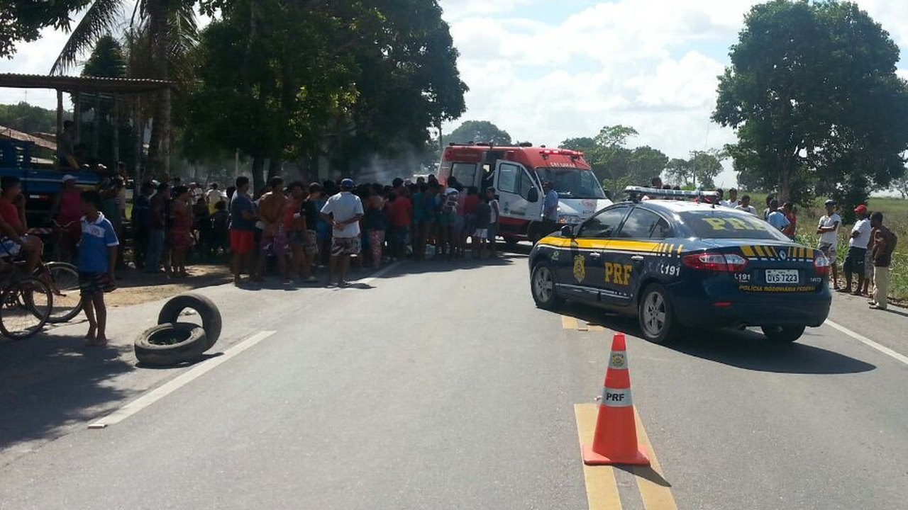 Manifestantes fecham rodovia próximo a Atalaia