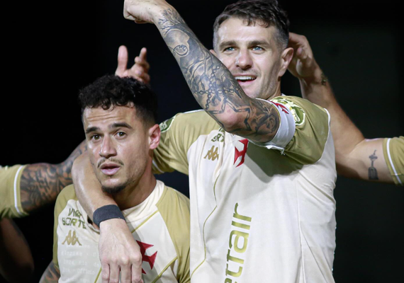 Em noite de Coutinho, Vasco bate Atlético-MG e volta a vencer no Brasileirão após 5 jogos
