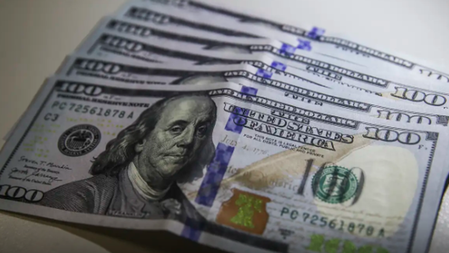 Dólar cai para R$ 4,95 e fecha no menor valor em dois anos