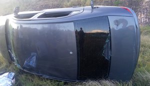 Motorista morre e duas pessoas ficam feridas após carro cair de ribanceira em Sergipe