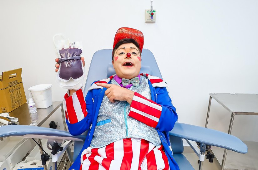 Artistas do Circo Americano realizam doação de sangue e apresentação para usuários do Hemoal