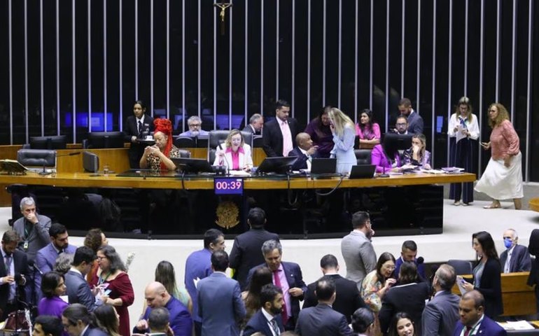 Câmara aprova mudança na Lei Maria da Penha para agilizar proteção de vítima de violência