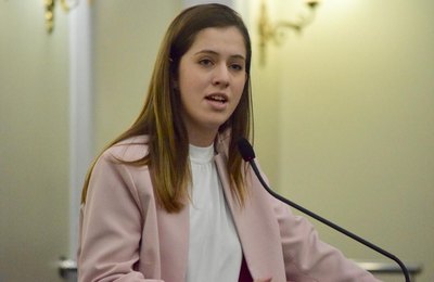 "Fazer política fiscal populista é muito fácil, dá voto”, afirma deputada Cibele Moura 