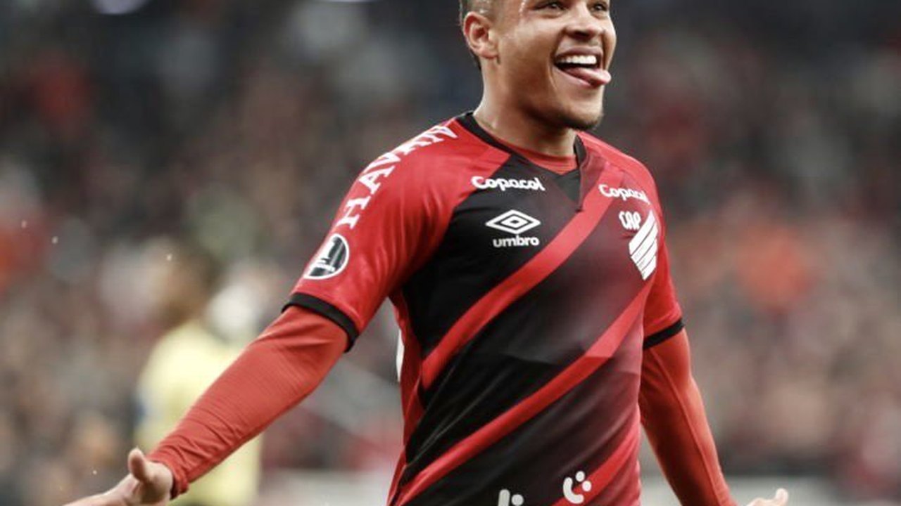 Inspirações para Vitor Roque: Veja seis brasileiros que brilharam no Barcelona