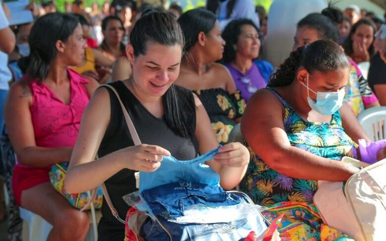 Prefeitura entrega 200 enxovais a gestantes que realizam pré-natal nas UBSs