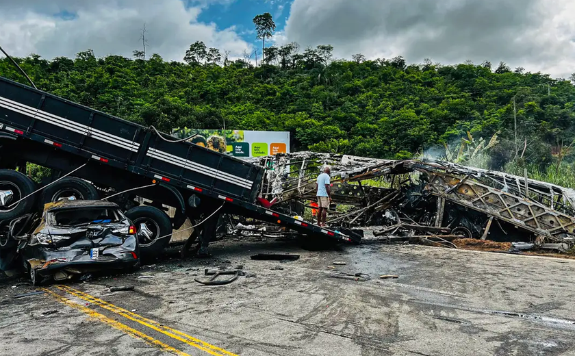 Motorista suspeito de causar acidente com 41 mortes na BR-116 se entrega à polícia em Minas Gerais