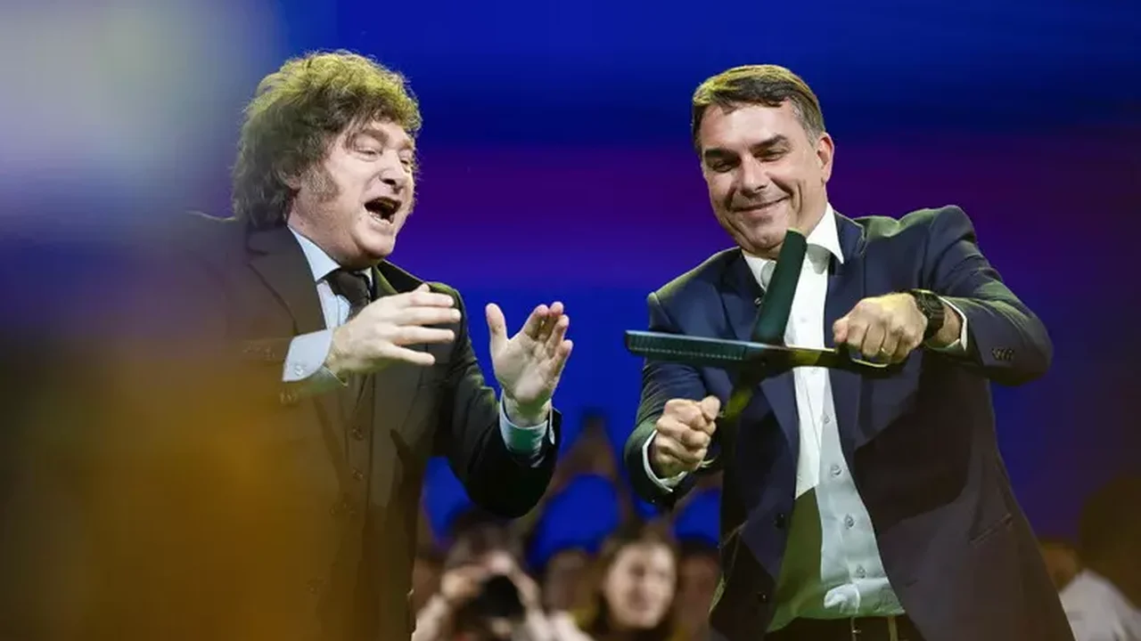 Milei é alvo de denúncia por usar dinheiro público para apoiar Flávio Bolsonaro
