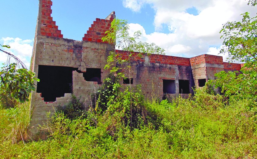 Prédio destinado a IML e abandonado há 12 anos terá que ser finalizado ou demolido por prefeitura de Palmeira