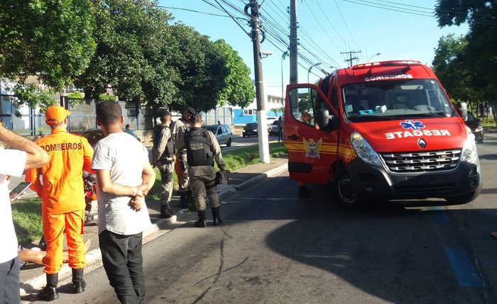 Bombeiros foram acionados para fazer o socorro da vítimas