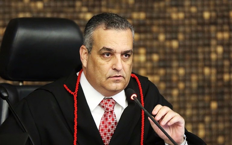 Alfredo Gaspar pede a prisão e denuncia prefeito Arnaldo Higino por crime de responsabilidade