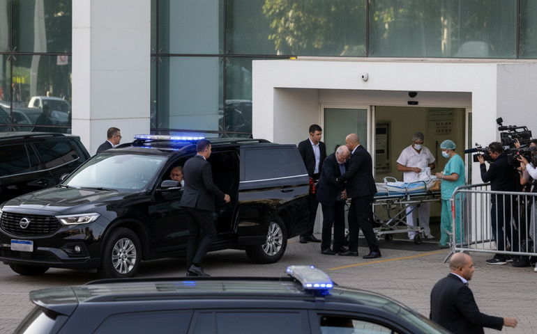 Bolsonaro deixa a prisão após 32 dias e é internado para cirurgia em Brasília