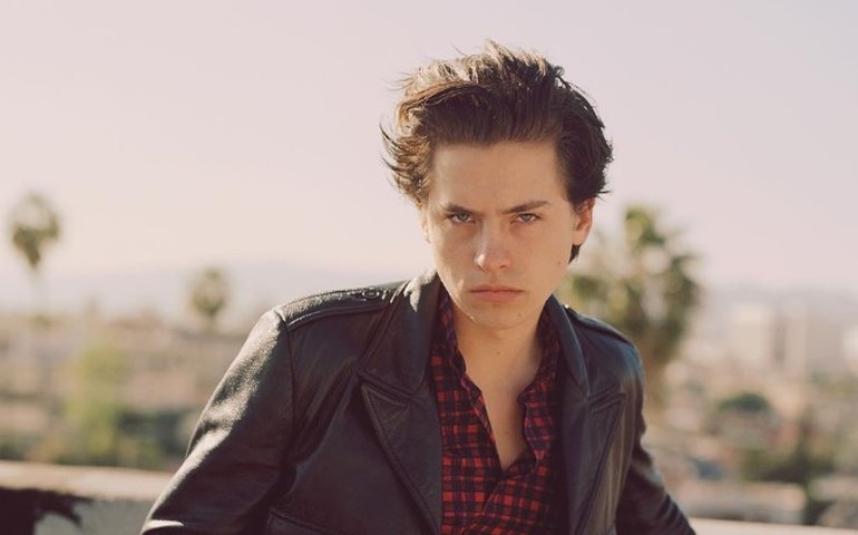 Ator de 'Riverdale' diz ter sido ameaçado de morte por terminar namoro com colega de elenco