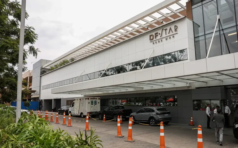 Bolsonaro é internado em UTI com broncopneumonia bilateral