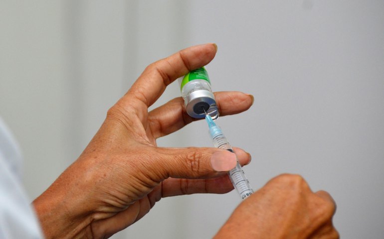 Enfermeira da Sesau orienta que a tuberculose pode ser prevenida por meio da vacinação