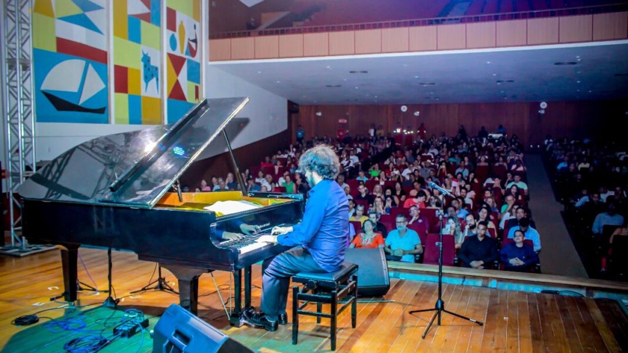 Festival de Música de Penedo é encerrado com desfile de bandas, grupo afro, Orquestra da Ufal e concerto de piano