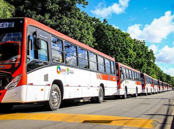 Rui Palmeira entrega novos ônibus para o transporte coletivo em Maceió