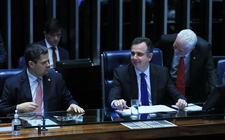 Senado aprova projeto que restringe uso de celular em sala de aula