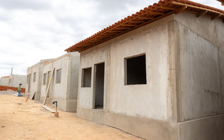 Prefeitura de Arapiraca avança na construção de 100 moradias em Mangabeiras